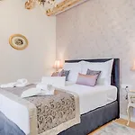 Le Monde Luxury Accommodation